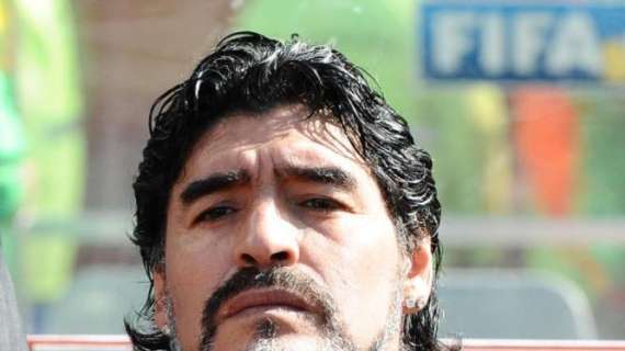 Napoli, che gaffe in Fifa 18: Maradona su uno striscione bianconero 