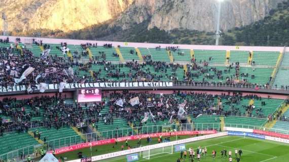 Palermo, striscione degli Ultras fuori dallo stadio