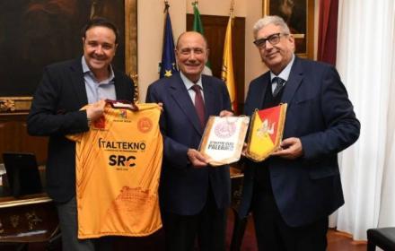 Calcio, a Schifani maglia Athletic club Palermo con Castello Utveggio e S. Rosalia