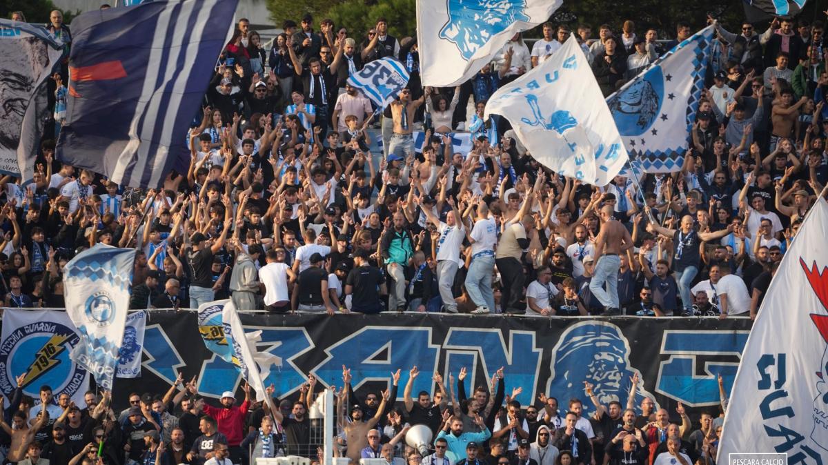 Bari–Pescara, sfida in un clima surreale: curva in protesta, settore ospiti vuoto e due squadre in crisi