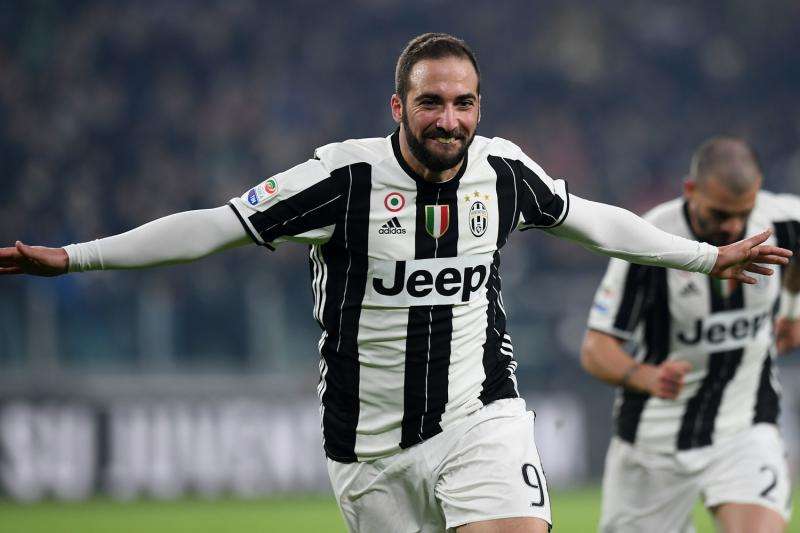 Higuain stende la Roma: fuga Juve