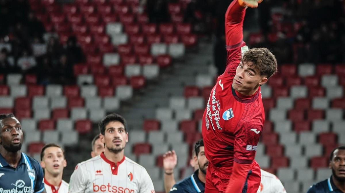 Desplanches eroe di Bari: due rigori parati, un bacio inatteso e il Pescara si salva dalla tempesta