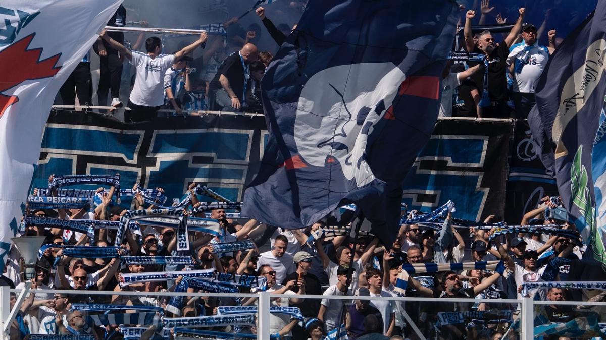 Adriatico da brividi: 17mila tifosi e uno spettacolo da Serie A che emoziona tutta Pescara