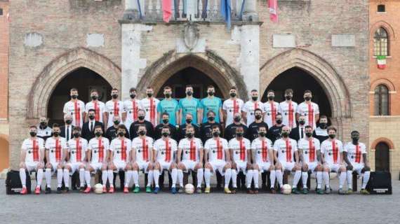 Pordenone Calcio: la foto di squadra davanti al municipio, con maglia della città e mascherina