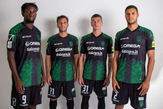 Pordenone Calcio, la nuova pelle del ramarro: presentata la prima maglia (a sorpresa) in città