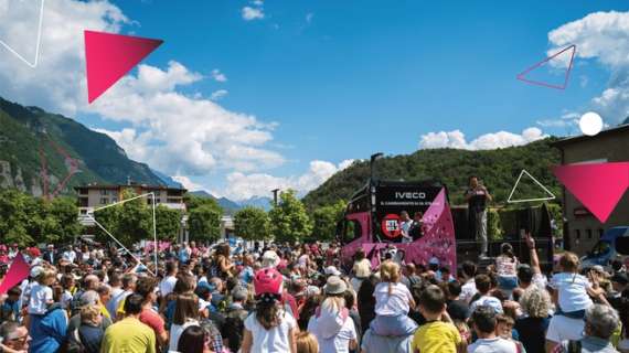 Ciclismo: la Carovana del Giro d'Italia fa tappa a Pordenone, tra musica, emozioni e gadget