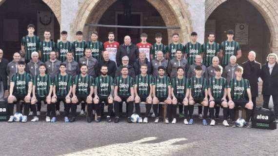 Pordenone Fc: foto di squadra 2024-25 di fronte al municipio