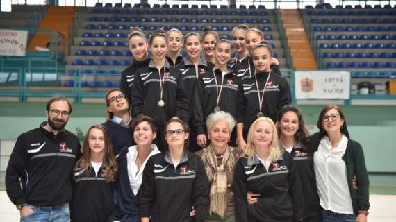 Ragazze in gara con istruttori