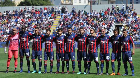 Crotone, calciatori aggrediti per strada dai tifosi