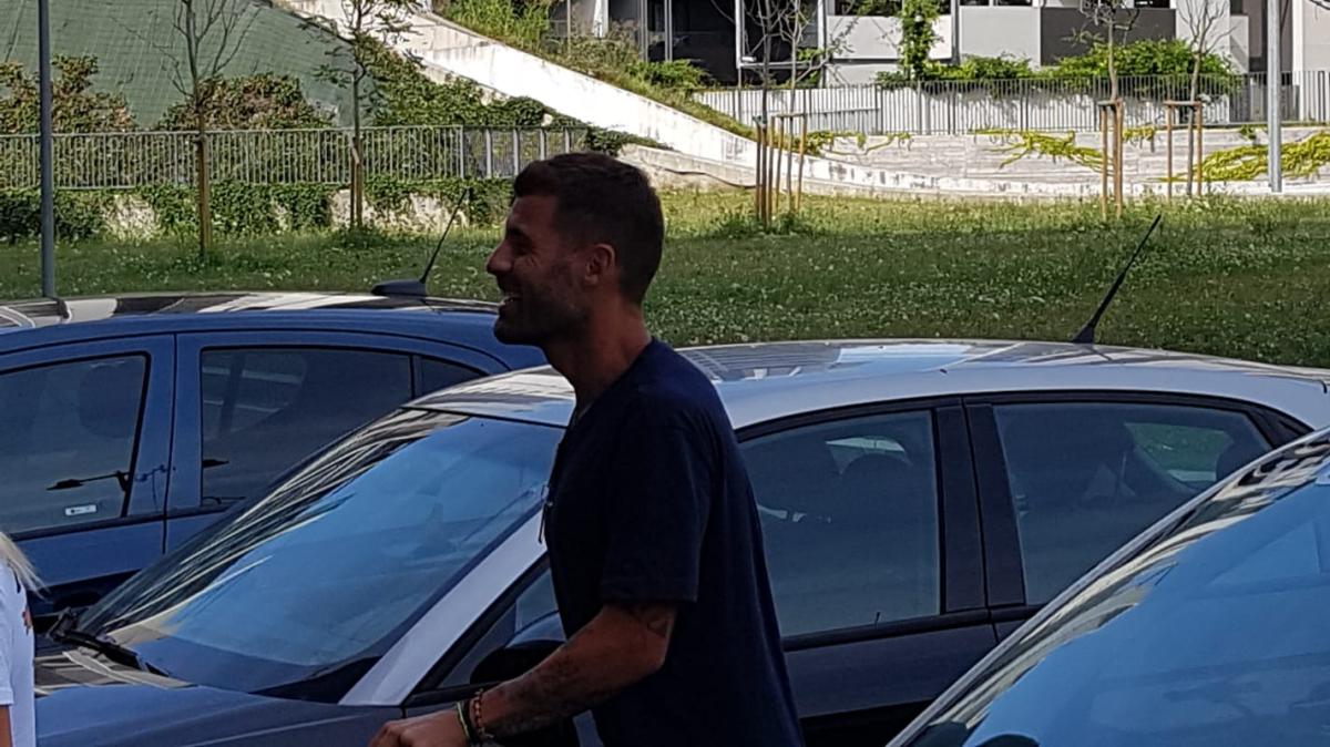 L'ex rossoblu Antonio Nocerino verso la panchina della Primavera del Napoli