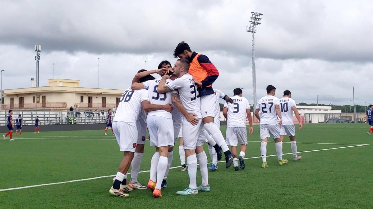 Il fair play diventa virale: segna da 50 metri mentre prova a restituire il pallone!