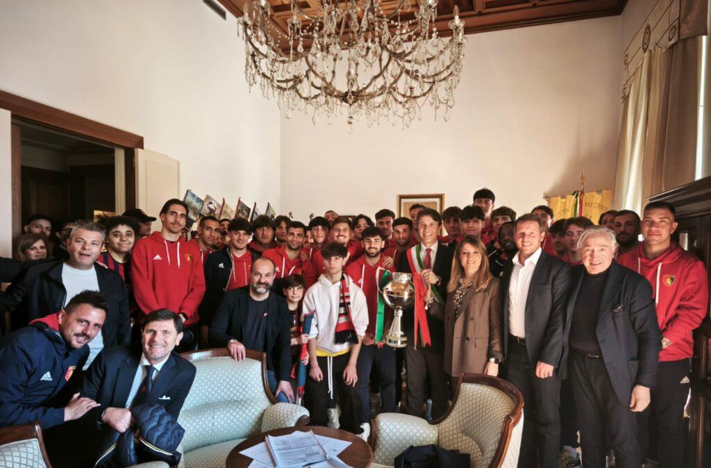 Il Potenza Calcio con la Coppa Italia in visita al Comune