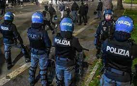  Venezia-Bari, pesanti scontri tra tifosi bianco-rossi e polizia: feriti cinque agenti 