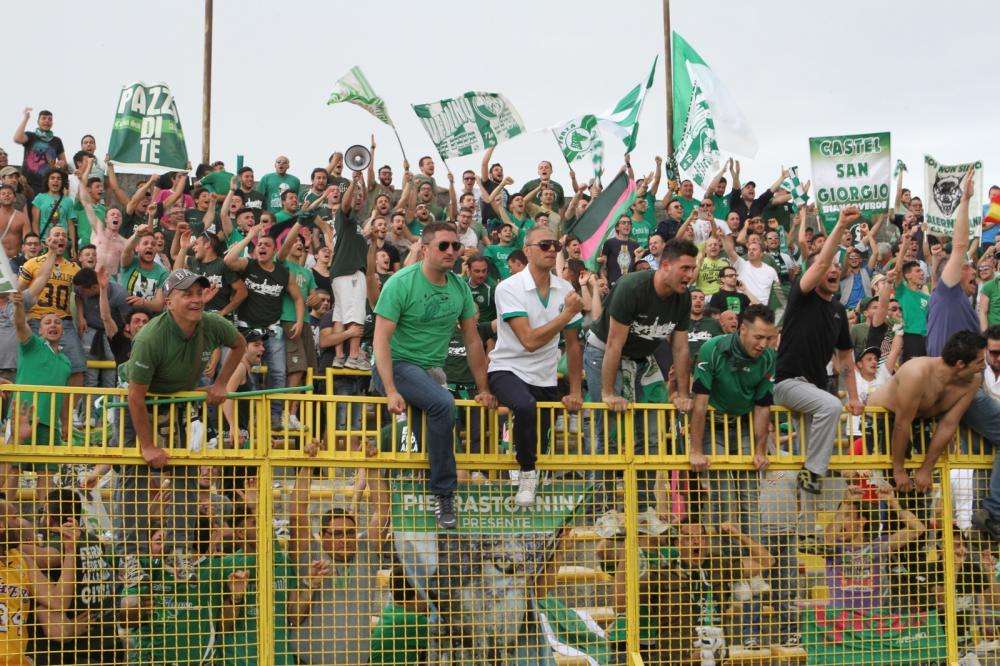 Per lo spareggio con il Lanusei ai tifosi dell'Avellino uno stadio intero non basta...