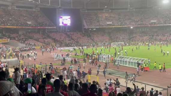 La Nigeria non si qualifica ai Mondiali, i tifosi assalgono e distruggono lo stadio 