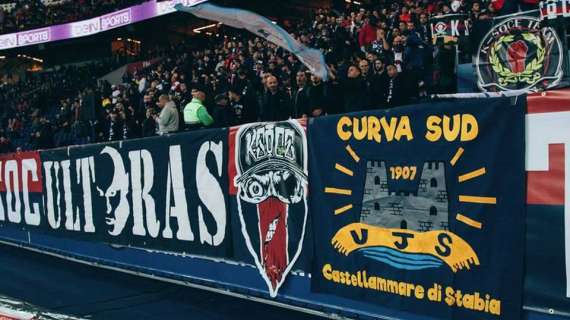 Striscione della Juve Stabia durante Psg-Milan, si rinnova il gemellaggio tra le due tifoserie