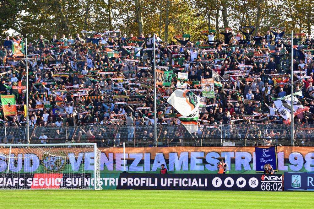 Serie B, primi intoppi nella ripartenza, il Venezia dà forfait