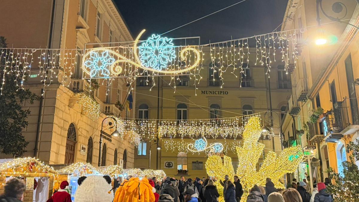 Potenza, si sono accese le luminarie natalizie nel centro storico