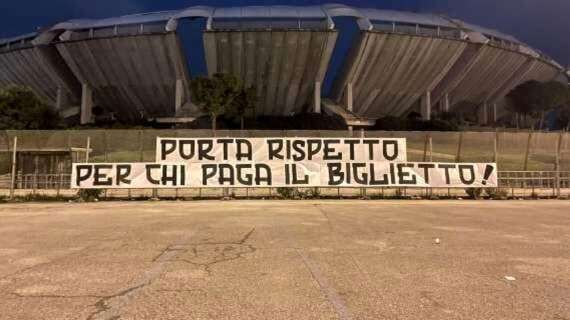 Bari, striscione dei tifosi contro De Laurentiis: "Porta rispetto per chi paga il biglietto"