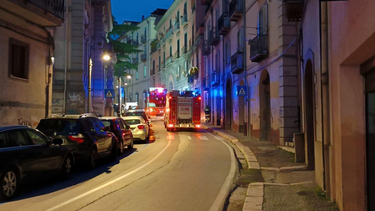 Potenza, bloccato Corso Umberto per caduta intonaco, intervenuti i Vigili del Fuoco
