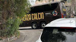 Il bus del Potenza rimane "bloccato" ad Acitrezza