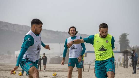 Il Cagliari si allena sulla spiaggia del Poetto