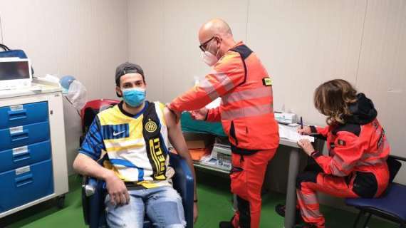 Inter campione d'Italia e un ex portiere del Potenza si vaccina con la maglia della sua squadra del cuore al San Carlo 