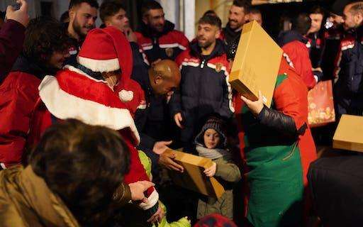 Az Picerno, la squadra in visita al Villaggio di Babbo Natale consegna i regali ai bambini