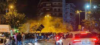 Dopo il derby vinto a Torre del Greco i tifosi della Juve Stabia hanno atteso in città la squadra per festeggiarla