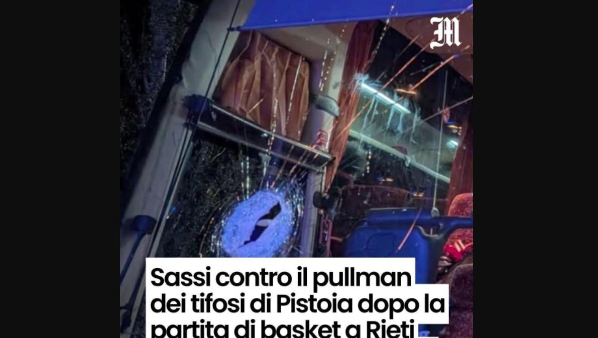Assalto al pulmann dei tifosi del Pistoia Basket, tre fermati