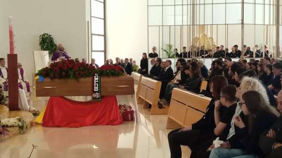 Lecce, l'ultimo saluto al fisioterapista giallorosso Graziano Fiorita arriva dalla sua Copertino