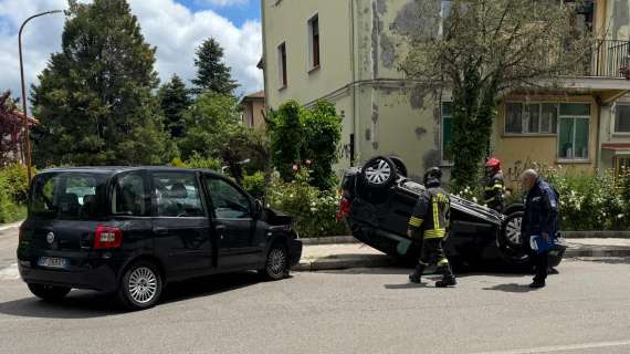 Potenza, si ribalta auto in via Lazio