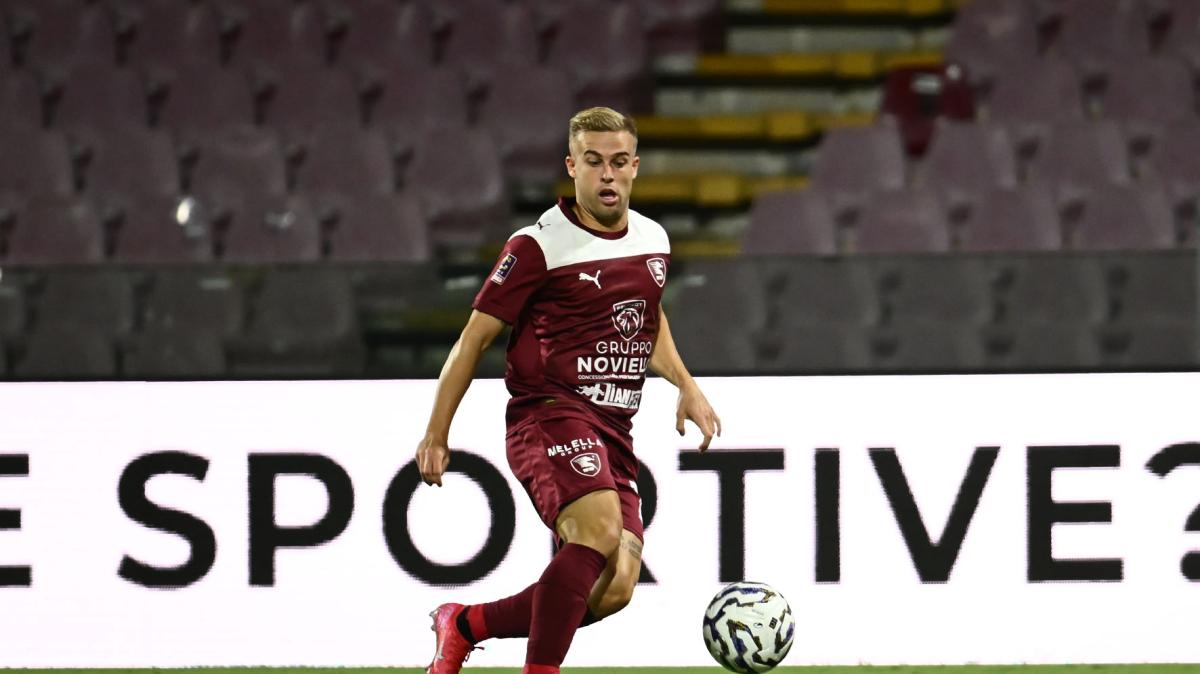 Paura durante Salernitana-Crotone, il calciatore granata Luca Villa a terra immobile