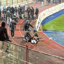 Casertana-Foggia, gravi scontri tra tifosi durante l'intervallo della partita: ferita una persona in modo grave, partita sospesa per un'ora