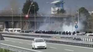 Guerriglia in autostrada, scontri tra i tifosi della Lucchese e del Perugia sulla A2