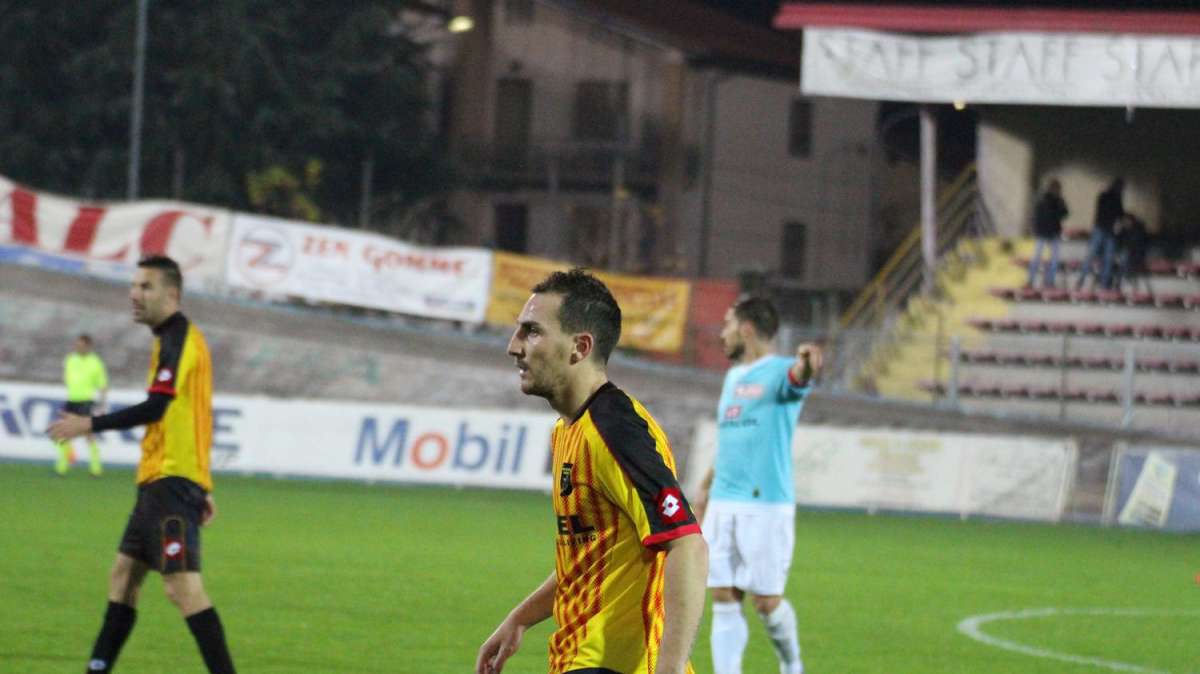 Il Francavilla in Sinni non va oltre l'1-1 contro la Puteolana. Nolè prima segna e poi viene espulso