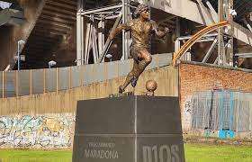 Maradona, svelata la statua del "Pibe de Oro" posizionata davanti al suo stadio