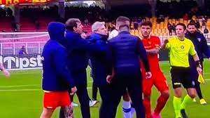 Lecce-Verona, rissa finale con testata... l'allenatore dei salentini D'Aversa perde la testa e colpisce Henry