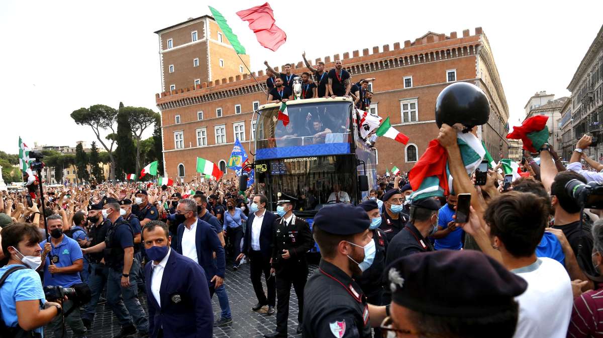 Dal Quirinale a Palazzo Chigi: il tragitto in bus degli Azzurri per le strade di Roma tra cori e festeggiamenti.