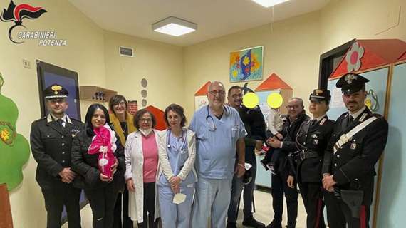 Dolce sorpresa dei Carabinieri al reparto di pediatria dell’Ospedale San Carlo di Potenza