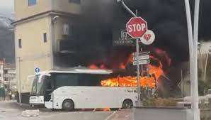  Tifo violento, guerriglia tra ultras prima della partita Paganese-Casertana... va a fuoco un bus dei tifosi ospiti
