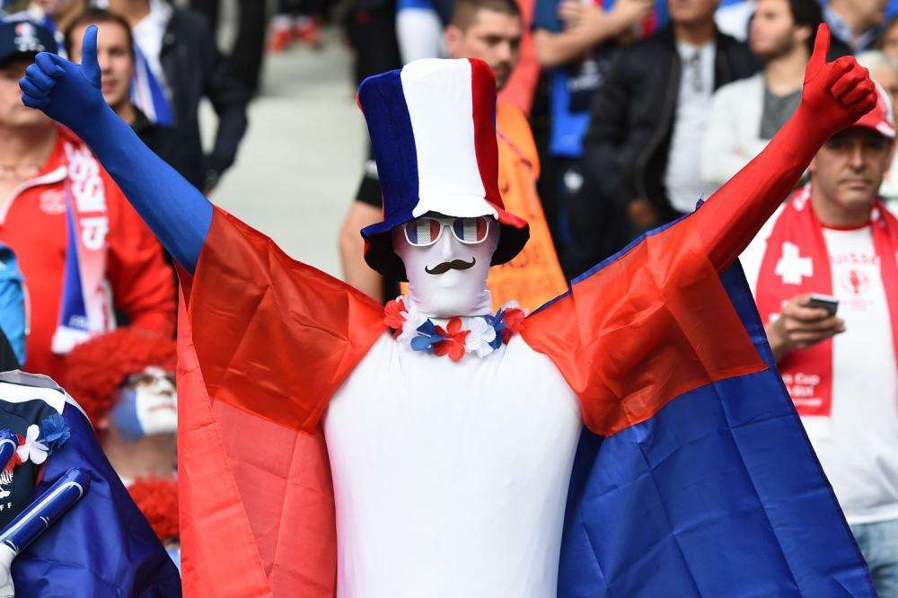 In Francia il calcio ha deciso di fermarsi.