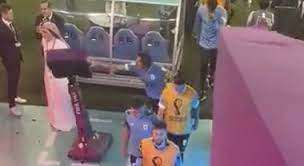 Curiosità Mondiali... la furia dell'uruguaiano Cavani dopo l'eliminazione: con un cazzotto fa crollare il monitor del Var