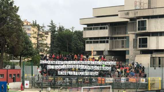 Lo striscione dei tifosi del Benevento esposto oggi a Potenza è da brividi