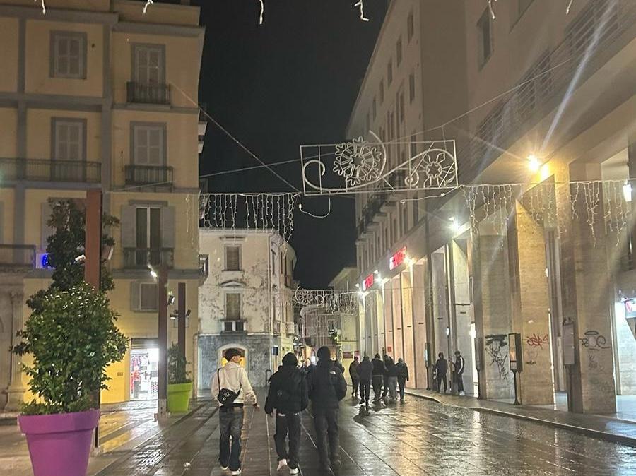 Potenza, è in corso l'installazione delle luminarie natalizie nel centro storico