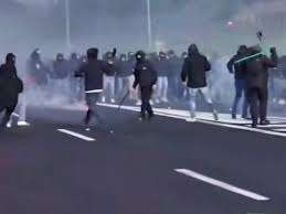  Notte di guerriglia tra ultras del Catania e della Cavese, l'incontro scontro sull'autogrill di Tarsia