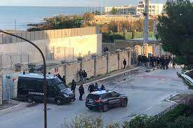  Molfetta-Altamura, tensione altissima: scontri fra tifosi. Un ferito
