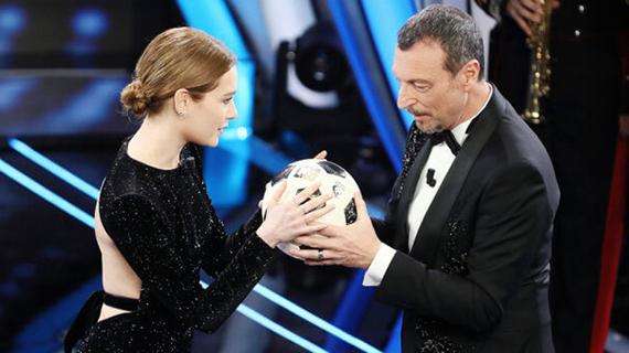 La Lega Pro al Festival di Sanermo. La Vice Presidente Cristiana Capotondi ha regalato il pallone celebrativo dei 60 anni ad Amadeus