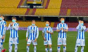 I calciatori del Pescara ieri in campo con la mascherina.