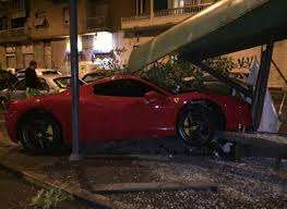 Un calciatore della Juventus entra nella fermata dell'autobus...con la Ferrari!...